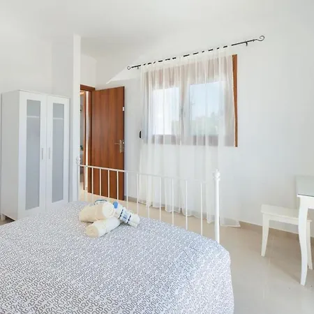 Dom wakacyjny Cosy House In Kiotari With Garden And Terrace