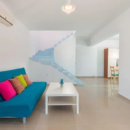 Dom wakacyjny Cosy House In Kiotari With Garden And Terrace